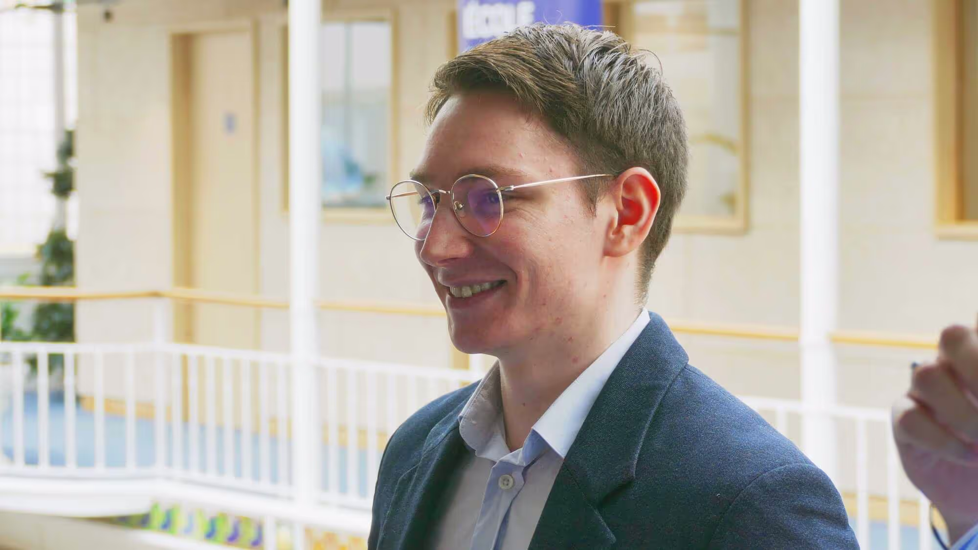 Un étudiant est fier de parler de son école