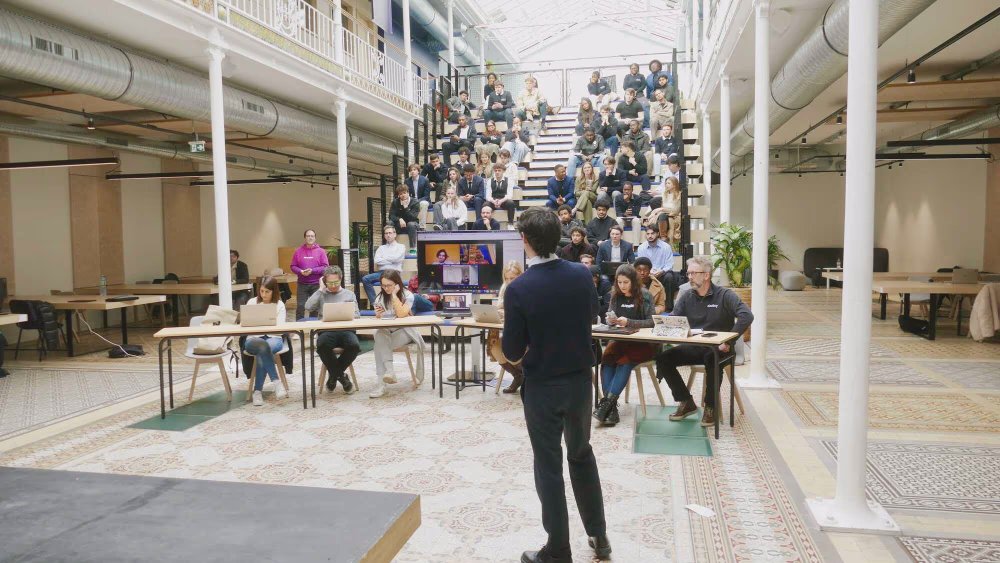 Un étudiant fait une conférence à un public