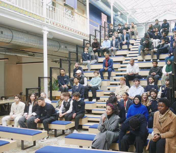 Amphithéâtre rempli d'étudiants d'Eugenia School