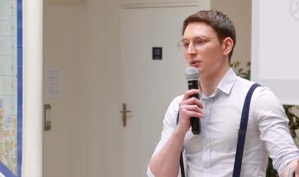 Étudiant présentant un projet devant un jury
