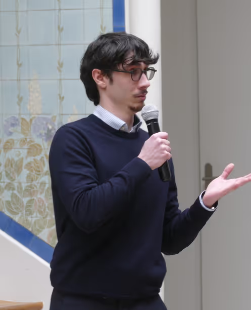 Un élève parle au microphone et présente
